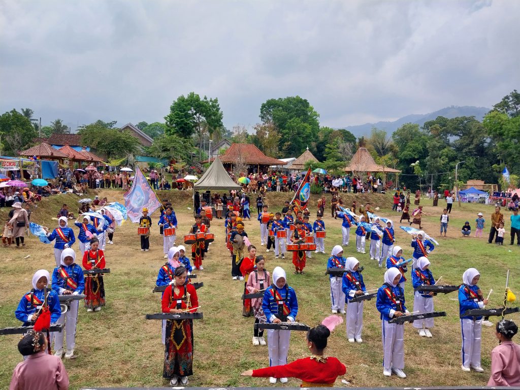 penampilan Drumband dari SDN Kare 01
